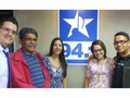 El primer actor Pedro Durán junto a Andrea Fernández protagonistas de la película venezolana #guerradevargasymorilllo junto a su director Sandro Sanchez en @941lafm