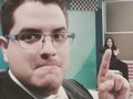 Esta muchacha me acompaña todas las noches en un cuadrito pequeñito de la emisión estelar... Es @cavialvas intérprete de la lengua de señas!