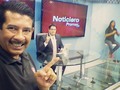 El #negro Giovanni Peña camarógrafo tomando un #Selfie en la emisión estelar con @cavialvas mi intérprete en la lengua de señas... #Equipo #Noticiero #Prensa #Camarografo #Familia #noticias #ancla #news #anchor #yosoypromar