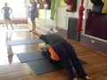 Ajá #elongacion en #yoga jajaja pobre muchacha, pero de verdad no sufre tanto como pareciera jajajajajajaja las piernas y espalda se estiran bastante! gracias a @luisanaaguilar por capturar los ejercicios en @total_Pilates en las clases de la gran Nadia!!