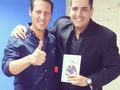 Junto a mi amigo @jlrejoneador gran venezolano viviendo en España quien ahora vuelve a presentar su Libro Antes de Serlo hay que Parecerlo... Próximamente en tecniciencia a nivel nacional! Gracias por tu visita a @promartv y por tan buen obsequio hermano!