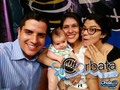 Hoy en el medio tiempo entre #LaCosaSeria de @shakiguara y #SinCorbata nos visitó #Tomas junto a su @mamicomedia @kharelycanigiani gracias por contagiarnos de ese ánimo y la ternura de tu bebe!