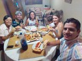 Ayer en el pre cumpleaños de @michi1357 nuestra @vanerinnah se inventó la de los perros maracuchos que empatamos con unos Choripanes... Familia! Los quiero mucho!! Gustavo! Ahora si! Feliz cumpleaños