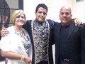 No es Bruce Willis moreno es mi papa que fue al estreno de #lasmilnochesyunanoche junto a mi hermosa madre!!! Los quiero mucho!