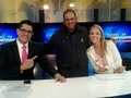 Gracias a mi amigo el "comisario" @navaschoco compañero de equipo de calle hoy nos acompañó en estudio también 👊👊 @Regrann from @navaschoco - Compartiendo momentos antes de salir al aire con la bella @carosulbaran y el pana @angel_lopeztv