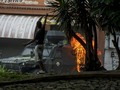 Foto: @raynerpenar - Un manifestante celebra luego de pegarle una bomba molotov a una tanqueta blindada de la Guardia Nacional que reprimía manifestación en El Paraíso. #Caracas, #Venezuela. 01.05.2017 Twitter: @RaynerPenaR #streetstyle #work #libertad #city #Venezuela #streetleaks #wpagency #burnmagazine #streetart #liberty #colors #insta #photojournalism #Fotoperiodismo #photooftheday @venezuelalucha #Riots #protest #reportagespotlight #lensculturetalent @epaphoto #ccs @chinaxinhuanews #Elnacionalweb #everydaylatinoamerica @venezueladice @protestavenezuela #people #Photo #lensCulture @visapourlimage #time #instagood @warphotoagency #hallazgosemanal #communityfirst Para @elpitazotv