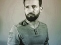 Decir adiós, algo realmente inimaginable, toda partida duele y más cuando es inesperada, no soy bueno para escribir como el lo era, pero siento necesario expresar mi admiración por esta persona que en vida fue más que un amigo un hermano que elegí tener, un genio incomprendido, brillante con una cultura exquisita, temperamental cómo todo artista, deportista poeta, escritor profesor, locutor siempre entregado a dar el máximo en toda actividad que desempeñaba, el sábado este pequeño gigante dejo este plano y con el un gran vacío en quienes tuvimos el privilegio de conocerlo y compartir con el, jamás imaginé perderte y menos de esta manera y en diciembre fecha en la que siempre vivíamos momentos que dejaban anécdotas, a veces dejamos de escribir un día una semana un mes, no sabía lo que estabas viviendo, siempre hay que hablar levantar los brazos cuando nos ahogamos, pedir auxilio cuando estamos en peligro, lamento que tú corazón no resistiera, lamento que ya no estés, lamento no haber sabido de ti en 10 días, y que todo esto haya pasado sin saberlo y por ende no haber podido hacer nada, un consejo a toda persona que sufra de depresion o tenga un grave problema, hablen con alguien busquen ayuda, no es bueno tragarse las frustraciones no es bueno callar el dolor interno porque a la larga puede repercutir en muchas personas para las que eres importante, jamás te olvidare, estás en el fútbol, en los tragos, en los viajes a la playa, en las navidades y en todo eso que hacíamos y seguire haciendo pero sin ti, pero siempre recordándote ahora te dejo partir,pero dejo algo de ti en mi memoria, tu partida deja una gran lección, y no te fuiste del todo porque quedas en muchos corazones, en cada foto en todo lo que compartimos, y espero encuentres la paz que aquí te costó tener y que esa paz sea eterna, gracias por haberme dejado ser tu amigo por 16 años, nunca te olvidaré tipo.