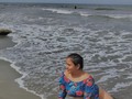 🐚🌊Fui sin mi teléfono a la playita para sentirme más segura y además disfrutar full de mi último día de vacaciones, no me tenía que faltar igual la fotito así que doña Cecilia, una señora Caleña me tomó estás. Nótese la del detalle del avión, ella espero el momento exacto, que hermosa la doña 🫶🏽