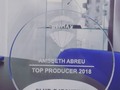 Con mucho orgullo comparto esta imagen que me llena de emoción por recibir este tan esperado reconocimiento de todo el esfuerzo y trabajo arduo que dia a dia desempeño con amor para mis clientes, los cuales hacen realidad este premio, por la confianza que siempre tienen en mi al momento de colocar en mis manos sus propiedades o sus sueños de obtener uno.  Gracias infinitas a Dios que me mantiene de pie en tiempos dificiles  Gracias a mi hermoso equipo que trabaja de la mano conmigo sin descanso @remaxmillenium_mcbo @carlaacosta00 @oscarromeroremax