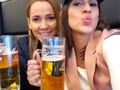 Dos cosas que me encantan#🍺 y #✈️ 😂😂😂 #tbt❤️ #tbt🔙📸  . . .  .#berlin #germany #eurotrip #offline #girls #brandenburggate #happymoments #friendship #lovetraveling #travellife #travelgrams #portraitphotography #spring #travelgram #skyporn #panameñosporelmundo #vacation #travelgrams #lovetraveling #travellife #travel #traveltheworld #iphonephotos #beerstagram #cheer