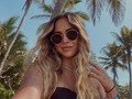 El pelo crespo, el mar, la piel dorada, las olas, una pola, las amigas 🌞 todo lo que está bien en la vida