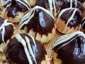 𝐋𝐎𝐒 𝐏𝐑𝐎𝐅𝐈𝐓𝐄𝐑𝐎𝐋𝐄𝐒 𝐎 𝐏𝐄𝐓𝐈𝐒Ú𝐒 🍰⠀⠀⠀⠀⠀⠀⠀⠀⠀ son bolas elaboradas con pasta choux que se rellenan con diversos ingredientes según las regiones del mundo donde se elaboren. 🍰⠀⠀⠀⠀⠀⠀⠀⠀⠀ Suelen estar rellenos de ingredientes dulces como crema o chocolate, pero existen otras variantes saladas, que son utilizadas como pasapalos en las fiestas. 🍰⠀⠀⠀⠀⠀⠀⠀⠀⠀ Son realmente deliciosos y aquí te esperamos para que te deleites con nuestros profiteroles. 🍰⠀⠀⠀⠀⠀⠀⠀⠀⠀ Los profiteroles rellenos con crema se puede ofrecer de pasapalos o colocarlos en forma de torre o plana para hacer una torta llamada 𝐒𝐀𝐈𝐍𝐓 𝐇𝐎𝐍𝐎𝐑𝐄. #antojilovers. #pzo. #guayana. #venezuela. #venezolanosenelmundo. #venezolanosenchile. #venezolanosenmiami. #eeuu. #colombia. Desliza la imagen para que veas nuestro producto terminado 👉🏻👉🏻👉🏻