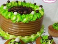 💚Hermosa decoración en verde💚 Torta + cupcakes   Sabemos que los que aman ese color nos dejaran un like🥺 y si no, también, porque quedó bien hermosa🤗  Escríbenos al DM 📩 para agendar, o al link de WhatsApp que está en nuestra biografía   📍 Ubícanos en Villa Alianza en frente de la estación de servicios de Villa Colombia y en el C.C. MAMY, Alta Vista  #cupcakes #green #verde #torts #color #buttercream #decoracion #pzocity #antojitoscakespzo #antojitosexpress