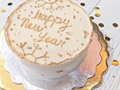 Ya se acaba el año😱😨   Lleva para compartir este modelito que tenemos para fin de año.✨💫  Torta marmoleada cubierta de buttercream o chocolate, ideal para Nochevieja y el año que empieza. Qué mejor manera de terminar un año hermoso que con un delicioso postre. 🥰  Agenda a través de nuestro DM 📩  #antojitosexpress #antojitoscakespzo #antojitoscakes #antojilovers #postre #postredechocolate #pasteleria #buttercream #torta #pzocity #añonuevo #happynewyear