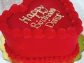 A veces la sencillez termina siendo lo más impactante, y esta hermosa torta roja no es la excepción.   Completamente decorada con buttercream rojo y con letras en dorado.   ¿Qué tal te parecio? Dejanos todos tus emojis rojos en este post❤️❤️‍🔥💋👄🥀🍄🍓🍒🍎🍉  Si quieres una así, no dudes en escribirbos al DM 📩 para agendar.  📍Tamb nos puedes visitar en Villa Alianza en frente de la estación de servicio de Villa Colombia.   #tortaroja #antojitoscakespzo #antojitoscakes #buttercreamrojo #letrasendorado #reposteriapzo #pasteleriapzo #tortas #postres #tortadecorazon #tortastematicas