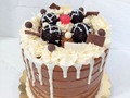 Torta doble altura 🎂 cubierta de arequipe, con drip de chocolate blanco, decorada con buttercream, trufas y tabletitas de chocolate.   Una ricura como esta rinde para 20 personas🙌🏻🙌🏻  Agenda una así a través de nuestro DM 📩 o a través de nuestro WhatsApp ingresando al link que está en la biografía.   📍 Ubícanos en Villa Alianza en frente de la estación de servicio de Villa Colombia.   #antojilovers #antojitoscakespzo #antojitoscakes #doblealtura #arequipe #buttercream #villaalianza