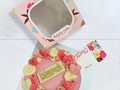 Detallito para mamá 👑   🌷Torta 5 porciones  Cubierta con buttercream  🌷Cajita y tarjeta alusiva  🌷Bomboneria   Delivery a la zona de puerto ordaz.🛵  Por 16$ 💰  Mamá merece lo mejor,  Mamá merece antojitos cakes🧁  #antojitoscakespzo #antojilovers #diadelasmadres #happymothersday #postre #tortasdecoradas #reposteriapzo
