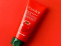 Tomatox Magic White Massage Pack 120 ml (Tubo) - TONYMOLY #PORENCARGO   PRECIO: $55.000   Mascarilla detox en crema para reducir manchas causadas por el sol, por el paso del tiempo o por pequeñas cicatrices de acné.   Mascarilla de tomate tres en uno: Triple resultado con una sola aplicación, aclara, suaviza y desintoxica la piel desde el primer uso. Gracias a su fórmula creada a partir de extractos naturales, como el tomate y el limón, logra combatir la pigmentación y aclarar progresivamente las zonas oscurecidas del rostro, así como también tratar las manchas provocadas por la edad y la exposición al sol. Mejora la circulación sanguínea, aliviando las rojeces, mejora el acné, devuelve el brillo natural a la piel y además sirve como pre-base al unificar instantáneamente el tono del rostro.   Su forma de aplicación, como un masaje, permite que los compuestos de oxígeno penetren en la piel, gracias a lo cual la piel se limpia, su superficie se vuelve más uniforme, el tono se nivela y su estructura celular mejora.   Una serie de componentes de origen natural permiten eliminar las toxinas y, como resultado, proporcionar un impulso a la piel para renovarse y mejorar su tono y textura.   INGREDIENTES Y BENEFICIOS   ❇️Extracto de tomate: Aporta vitaminas A y C, e hidratación para una piel suave y saludable. Realiza un efecto detox para eliminar impurezas y reducir imperfecciones. ❇️Niacinamidas y polvo de perla: Absorben el exceso de pigmentación de la mancha, unifican el tono de la piel y brindan luminosidad. ❇️Centella asiática y té verde: Agentes calmantes y antiinflamatorios que reducen rojeces y pequeños brotes.   ✅Recomendada para piel Seca, mixta y grasa   MODO DE USO:   Aplicar una capa delgada después de lavar el rostro en la rutina de Skin Care nocturna, brindar un masaje de 1-2 minutos, dejar actuar 5-10 minutos y enjuagar.   Piel mixta y grasa: 2-3 veces por semana Piel seca: 1-2 veces por semana   #tonymoly #massage #tomatox #peeling #exfoliante #mascarilla #manchas #rutinafacial #cosmetica #cuidadodelapiel #skincare #cuidadofacial #cosmeticacoreana #cosme #kbeauty #comprasegura #envioscolombia #original #anvimakeup