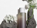 Black Rice Hyaluronic Toner 150 ml - HARUHARU WONDER #PORENCARGO   PRECIO: $82.000   Tónico ligero, hidratante y refrescante elaborado con un 95 % de ingredientes de origen natural.   ✨Beneficios: ⭐️Hidrata la piel. ⭐️Antienvejecimiento. ⭐️Promueve la regeneración de la piel. ⭐️Vegano y libre de crueldad.   El arroz negro fermentado y el ácido hialurónico se combinan para brindar un impulso de nutrición antienvejecimiento a la piel cansada. El arroz negro está repleto de polifenoles y flavonoides, que protegen la piel contra los radicales libres, incluida la contaminación y la radiación ultravioleta, y promueven la regeneración de las células de la piel. ✨El ácido hialurónico proporciona una hidratación reconfortante profunda en la piel, mientras que el beta glucano y el extracto de ginseng rojo reparan y rejuvenecen.   MODO DE USO: Después de la limpieza, aplique una pequeña cantidad con las palmas de las manos, presionando suavemente y dando palmaditas en la piel para una absorción completa.   #haruharuwonder #haruharu #toner #tonicofacial #tonico #hyaluronico #cosmetica #cosmeticacoreana #skincare #cuidadofacial #skin #pielsana #manchas #arrugas #pielsensible #colombia #comprasegura #anvimakeup