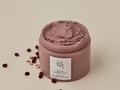 Red Bean Refreshing Pore Mask 140 ml - BEAUTY OF JOSEON #PORENCARGO   PRECIO: $118.000   Nuestros poros son los canales a través de los cuales el sebo sale de nuestra piel. El exceso de sebo y las células muertas de la piel se acumulan en estos canales, lo que hace que los poros se agranden. Para el cuidado de los poros, debe eliminar las células muertas de la piel en los poros, lavar el sebo y los desechos acumulados y luego bajar la temperatura de la piel.   Para el cuidado de los poros y la exfoliación, que es el comienzo del cuidado de la piel, encontramos los ingredientes de la Tierra, hogar de nuestro comienzo. Los frijoles rojos, que han sido amados a lo largo de nuestra historia, y el caolín fueron seleccionados como ingredientes principales. ✨El caolín absorbe el sebo, y el extracto de frijol rojo y el polvo de frijol rojo ayudan con la exfoliación y aclaran la textura de la piel.   ⭐️Textura de arcilla húmeda La formulación de barro suave humectante ayuda a absorber el sebo y eliminar los desechos sin sequedad ni tirantez. Al mismo tiempo, proporciona una sensación de frescor refrescante.   ⭐️Extracto de frijol rojo Haenam 30% El frijol rojo ha sido un importante ingrediente a base de hierbas a lo largo de la historia de Corea, así como un querido ingrediente para el cuidado de la piel. Las mujeres de Joseon, que enfatizaron el cuidado de la piel que crea una piel clara y limpia, usaron frijoles mungo y frijoles rojos molidos juntos para lavarse la cara. La rica saponina en los frijoles rojos ayuda con la adsorción del sebo y actúa como un exfoliante natural.     #cosmeticacoreana #rutinafacial #skincare #cuidadofacial #belleza #pielsana #cuidadodelapiel #rutinacoreana #beauty #beautyofjoseon #BOJ #mascarilla #exfoliante #poros #mask #redbean #comprasegura #envioscolombia #colombia #anvimakeup