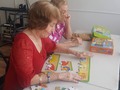 Los juegos de Mesa en la tercera edad, "son un recurso que se puede usar para promocionar el ocio en la tercera edad y mantener las capacidades cognitivas y físicas de los mayores, por lo que, además de los beneficios sociales y emocionales, ralentizan el proceso de deterioro cognitivo". Te invitamos a conocer nuestras terapias. Tlfs: 203-9597 #plateadospty #panamapty #abuelospty #artesplasticas #aplateados