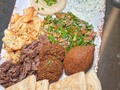 Habibi 👳🏻‍♂️🧕🏻 en @hummusrd Detrás de cada plato, Hay un GRAN PROCESO hecho con mucho amor 🥰❤️  @hummusrd  @hummusrd   📸BIG PLATTER   #platter #arabicfood #comida #fastfood #quipe #hummusrd #falafel #bread #pan #panpita #meat #lunch #almuerzo #cena #sabroso #comidarapida #comidareal