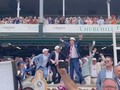 | 🇻🇪🏇 El jinete venezolano Javier Castellano hizo historia al ganar el Derby de Kentucky   El jinete venezolano Javier Castellano ganó el sábado 6 de mayo con el caballo Mage la edición 149 del Derby de Kentucky.  Castellano tiene como entrenador a otro venezolano, Gustavo Delgado, y además sumó la segunda victoria para su país en los dos últimos años, ya que en 2022 se impuso en el Derby de Kentucky su compatriota Sonny León con el caballo Rich Strike.  Mage no aparecía entre los favoritos para ganar esta prestigiosa carrera de caballos en 2023 (15-1 en los pronós).  Sin embargo, acabó llevándose el triunfo por delante de Two Phil’s (segundo) y Angel of Empire (tercero).  El triunfo de Castellano cerró una semana del Derby de Kentucky muy polémica en Churchill Downs, donde han muerto siete caballos en esta importante cita del calendario de hípica.   Es la segunda vez en la historia que una yunta de venezolanos logra la victoria en el Derby de Kentucky. La primera vez fue en 1971 con el jinete Gustavo Ávila y su entrenador Juan Arias.  👉 ¿Quién es Javier Castellano?  El jinete es originario de Maracaibo, estado Zulia, y tiene 45 años de edad. Su recorrido en el hipismo comenzó en el año 1996 y la mauor parte de su carrera la ha hecho en Estados Unidos.   Catellano ha destacado entre los 10 jinetes con más victorias anuales desde el año 2010. Entre sus títulos están el Breeders’ Cup Classic (2004) y el Preakness Stakes (2006 y 2017).   Asimismo, se consagró con el premio Eclipse en los años 2013, 2014, 2015 y 2016. Para el año 2017, Castellano pasó a formar parte del Salón de la Fama del Museo Nacional del Hipismo de Estados Unidos.   👉 Dos años consecutivos de triunfos venezolanos   En el año 2022 el venezolano Sonny León sorprendió a los espectadores del Derby de Kentucky consagrándose con el primer lugar.   El caballo ganador, Rich Strike, apenas fue incluido en la carrera el viernes previo al derby, después de la eliminación de Ethereal Road, y se situaba con 80-1 en las apuestas, muy lejos de los favoritos Epicenter (4-1), Taiba (5-1) y Messier (6-1). By: @eldiario  ✍️: @daniela__aurora