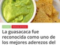 El pasado miércoles, la guasacaca fue reconocida como uno de los mejores aderezos del mundo por el portal culinario TasteAtlas. La famosa salsa venezolana, ocupó el puesto número 26 de los 50 nominados por los expertos gastronómicos, sumando un total de 4,3 puntos sobre 5.  “Guasacaca es la versión venezolana del guacamole, aunque no es tan espesa”, explicó el portal.  De igual manera, la apariencia de la guasacaca podría confundirse con el guacamole, aderezo típico de la cocina mexicana, pero a este se le agrega tomate, chile picante, jugo de limón y, en algunos casos, jalapeño.  TasteAltas recomendó a sus lectores combinar la salsa venezolana con plátano frito, yuca o empanadas criollas.  En el artículo se explica que la guasacaca está hecho a base de pimentón, cebolla, cilantro, perejil, ajo, aceite, vinagre, condimentos, sal y aguacate, aunque este último no estaba incluido en la receta original.  Asimismo, indica que estos son los ingredientes principales, sin embargo, la receta puede variar dependiendo de la región del país o del gusto del comensal, incluso hay quienes prefieren añadirle una base de mayonesa para suavizar el sabor.  Todos los vegetales que conforman este dip deben ser picados finamente para dar una textura cremosa y con grumos, otra de las características de la guasacaca.  Esta salsa color verde se utiliza principalmente para acompañar desayunos como pastelitos, empanadas, tequeños o comidas tipo parrillas y pollo a la brasa, sin embargo, puede combinar con cualquier alimento debido a que brinda sabor y jugosidad.  TasteAtlas es un sitio web que se dedica anualmente a evaluar las comidas de cada país y nombrarlas de mejor a peor o calificar los mejores platillos de un mismo país en un rango de máximo 50 nominados. Fue fundado en 2018 por un empresario croata llamado Matija Babic.  Su slogan “viaje global, comida local” tiene como objetivo compartir con lectores y comensales de todo el mundo opciones de comidas distintas a las de su cultura o región. By: @noticias24hrs