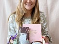 ¿ Por qué R E G A L O S ?...💗 .⁣ Siempre me ha gustado regalar: la intención que hay detrás, el acto de dar y la gratitud que se siente. Incluso cuando era niña, entendía que dar un regalo hacía que alguien se sintiera especial y que mostraba aprecio. No se trata solo de las cosas, se trata del significado.⁣ ⭐️ .⁣ Damos a las personas regalos para mostrarles que estamos agradecidos con ellos y valoramos el papel que desempeñan en nuestras vidas. Es algo que puedes sostener en tu mano y decir: "se acordó de mi”, "Soy especial para ell@". ⁣🤗 .⁣ El regalo en sí es un símbolo de un pensamiento, por lo que mi objetivo no solo es hacer que el regalo sea hermoso y funcional para la persona que lo recibe, sino también crear una experiencia de amor y luz maravillosa para quién lo da. 🤍🌷 . . #regalosconsignificado #hechoconelalma #lamagiadedar