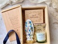 Pido que siempre estés conmigo 🙏🏻, que me acompañes en todos mis triunfos y estés para darme la mano cuando me caigo.❤️🫶🏻  Kit Amor y Luz Incluye:  - Virgen de guadalupe o milagrosa con flores azules - Vela aromática - Caja de oraciones - Caja de fósforos   Estamos aquí para asesorarte en tu compra: Whatsapp 3152144478 Página web  . . . #giftbox #regalos #detalles #virgen #oraciones #agradecer#amar #regaloperfect #personalización #colombia #daymother #díadelpadre #love #pasión #instagram #handmade #junio #design