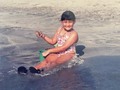 ~ Eres lo que te dices ~   Mi primera dieta la empecé a los 11 años, recuerdo que no comía verduras ni ensalada y un día me obligue a comerlas, aún sin sentir placer por hacerlo, iba 3 horas seguidas al gimnasio después del colegio y estaba super obsesionada con ser delgada. Con ese régimen que me auto impuse logré llegar a ser muy flaca y aún así me miraba al espejo y me repetía: gorda y fea.   Este “mantra” : Soy gorda soy fea ~ era la frase que más repetía en mi cabeza. Intente todo tipo de dietas en el mercado, probé todo tipo de detox y vivía con culpa cada que me daba algún gusto o sentía placer con la comida. Este tema se volvió tan intenso en mi cabeza, que aún estando en la etapa más delgada de mi vida, yo me veía GORDA al espejo.   Tenía una imagen distorsionada de la realidad. Mi mente había creado una Juliana basada en sus pensamientos.  Fueron muchos años compitiendo con el peso, era insoportable el tema. A tal punto que hiciera lo que hiciera nada parecía suficiente.  Ahora, te preguntarás… ¿Cómo llegó la transformación?  Empecé a decirme cosas hermosas. Al inicio no me las creía, me las decía al espejo llorando y casi ni me salían las palabras, ponía frases en el espejo con textos amorosos a mi cuerpo, me resaltaba lo que para mi si estaba “bien” y cada que venía el pensamiento recurrente lo anulaba.  Este proceso de creerme lo que si era: una mujer delgada y bonita me tomo muchísimo tiempo.  ~ Atreverse a cambiar pensamientos y creencias cambia realidades. Y aplica para absolutamente todo en la vida. ~  Si aún estás luchando con el peso, déjame un comentario para enviarte una lista de consejos que si aportaron a mi transformación.   A mi yo de la foto de niña le digo: perdón, gracias, te amo ♡   Gracias por seguir aquí leyéndome,   Con amor, Juli