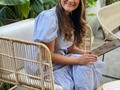 ~ Fluir con los cambios es fluir con la vida ~  Hoy cumplo 15 días compartiéndote fragmentos de mi vida, mis procesos, aprendizajes y reflexiones. Lo he hecho con el compromiso consciente de apreciar y aceptar el ser en el que me estoy convirtiendo.   Cada paso en la vida, trae cambios y cada cambio implica transformación. Amo los cambios porque con ellos reconozco que estoy creciendo y aceptando un nuevo reto.  Aceptar el cambio es aceptar que somos movimiento, que lo que fluye transmuta y que lo que no se mueve se estanca.   Los últimos 3 años de mi vida han sido de grandes cambios personales, cambios que han cuestionado mi forma de vivir, de sentir y de actuar.  Así como mi estilo de vivir cambia, también lo hacen mis proyectos. Ellos son un resultado de mi evolución. Algunos crecen y otros se acaban.   Mi primer proyecto grande con ARB DESIGN, es la tienda de regalos personales @arb.studio, detalles llenos de amor y alma para sorprender en ocasiones cotidianas, posterior a ello surgió la línea de regalos corporativos, luego la línea de @arb.branding y por último @alala.arb  Con el cambio de ciudad, mi nuevo rol como madre, pareja y familia. Las prioridades cambian, la forma como elijo emplear mi tiempo y energía también cambian. Elijo quedarme en aquellos lugares donde mi corazón canta, donde puedo ser eficiente, donde los resultados fluyen.  Por eso hoy me despido de la tienda de regalos personales, mi primer proyecto. Lo despido con tanto amor, porque fue el que me dio alas para confiar en mis capacidades, el que le dio propósito y luz a mi vida, el que me llenó de satisfacción y validó muchos talentos. Gracias a ti por llegar hasta acá y creer en ese proyecto, gracias por darle vida a ese sueño, gracias si sorprendiste y llevaste amor con los productos. Gracias y sólo gracias porque de no haber sido por eso hoy no sería quien soy.   En este proceso de despedida y cambio estamos liquidando las últimas unidades de muchos productos que no volverán. ~ adquiérelos a un precio rebajado (Link en bio) ~  Nuevamente gracias por hacer parte del cambio y si te quieres quedar aquí para ver cómo nos transformamos apreciaría me dejes un ♥️ en los comentarios.   Juli ♡
