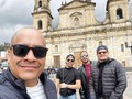 𝗣𝗔𝗦𝗔́𝗡𝗗𝗢𝗟𝗔 𝗦𝗘𝗡𝗦𝗔𝗖𝗜𝗢𝗡𝗔𝗟 Feat. @a_alejandro_j @luis90alej @mrcarruyo • Bogotá, Colombia • Abril 2023 . . . . . . #arielbedoya #bogota #colombia #team #plaza #friends #fun #cool #travel #viaje #amigos #selfie #me #life #happy #blessed #yo #vida #feliz #men #travelphotography #instatravel #instagram #instalike #instamoment #pic #picture #photography #fotografia #foto