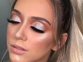✨💞Ցӏíեեҽɾ ʍɑƙҽմթ💞✨ Amas el glitter tanto como yo?  Que opinas de este look? Siempre nos viene bien un look natural. . . . Separa tu cita de makeup para que puedas sacar a relucir tu inner doll 🎀✨ #makeup #glitter #maquillajenatural #sparkly #maquillajesocial #arianagmakeup