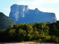 Cuenta la leyenda Piaroa que el cerro Autana representa el árbol de la vida, que dio origen a todas las frutas que le dan sustento a los hombres y a los animales. Es por lo tanto una montaña sagrada en la cual ningún indio Piaroa acepta adentrarse.  El tepuy Cerro Autana fue declarado monumento natural en 1978. Es uno de los tepuyes del sur de Venezuela, con aproximadamente 1.300 metros de altura. Dentro de la montaña, hay una cueva formada enteramente de cuarzo, que mide 400 metros de longitud y 45 metros de altura.  Para llegar se debe navegar primero el río Orinoco, desde el puerto de Samariapo, luego el Sipapo y finalmente el río Autana.  Fuente: Venezuela Tuya #cerroautana #amazonas #lagoleopoldo #venezuela #places #venezuelan #turismoenvenezuela #autana #naturaleza #yaviajar #wahari #ecoturismo #turismo #pueblosdelsur #elnacionalweb #pedidademano #indigenadevenezuela #etnia #perij #etniayukpa #historiaindigena #etnoturismo #couplesgoals #selva #wichu #amazonasvenezolano #tbt #arboldelavida #tepuy #bhfyp
