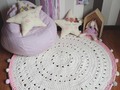 ®️arkids  Alfombra tejida en trapillo 1.20m de diametro, disponible 🙌🏻✨ #alfombratejida#alfombraniños#cuartoniños#habitacionniños#bebes#decoeacionniños#kidsdecor#bogota#colombia#arkids
