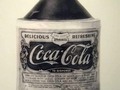 LA COCA COLA Y SU ORIGEN. La Coca Cola fue creada en 1886 por el farmacéutico John S. Pemberton en su farmacia de Atlanta, cómo un jarabe beneficioso para la digestión que además aportase energía. Durante los primeros años, el costo de la bebida era de 5 céntimos el vaso, y en su farmacia se vendían unos nueve vasos al día. Pero su fama fue creciendo y pronto otras farmacias de la ciudad quisieron servir la nueva bebida que acabo siendo el refresco más famoso del mundo.  En 1891 se fundó The Coca - Cola Company, formada por el también farmacéutico Asa G. Candler, su hermano John S. Candler y Frank Robinson. La compañía no ha dejado de crecer. De vender nueve vasos al día, The Coca - Cola Company es hoy una compañía total de bebidas presente en más de 150 países. La compañía produce un concentrado que luego vende a varias empresas embotelladoras licenciadas, las cuales mezclan el concentrado con agua filtrada y edulcorantes para, posteriormente, vender y distribuir la bebida en latas y botellas de plástico o de vidrio en los comercios.