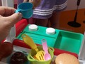 Una pausa... comprando comida a mi hija mientas está el sancocho