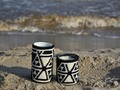 Mujeres poderosas de la Comunidad Indígena Wayúu son las encargadas de tejer a mano estos hermosos diseños para que tengas un pedacito de Colombia 🇨🇴 en tu espacio favorito con fragancias que perduran 🤍✨  Colección Tejidas 🕯  Esparce luz y armonía en tu hogar con la calidez que Aromalife te brinda 🍃  #velas #velasecologicas #velasartesanalesaromáticas #velascali #velasperfumadasartesanales #velasparadecorar #velasaromalife #decoración #decohogar🏠 #cali #velasdecorativas✨ #velasperfumadas