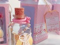 Estas lindas botellitas decoradas y con du cajita para agua bendita son los recuerditos de Primera Comunión de Sara 🌸💕💕💕🙏🏻#primeracomunion #comunionniña #recuerditoscomunion #comunionniña