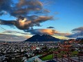 Ciudad mas hermosa, que la vida avanza entre tus calles; te llevo a cuestas con las redobas, que yo aprendí de entre tus valles...