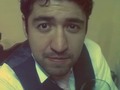 Eramos tan jóvenes con la mirada perdida, el futuro por delante o el pasado, no lo sé. La vida daba vueltas en cada abrazo, las letras ardían, los aviones, las plazas; rescataba canciones envueltas en poemas, empezaba a escribir cartas, me enamoré, perdí, caí, dolí y la vida no fue la misma.  Hoy llego al sillón y me rodean las imágenes dónde juré abatir el camino y las ganas, dónde creí tenerlo todo sin tener nada, el mundo caía y nosotros íbamos al rescate, no calaba esta tos de sábado en la sala, y las flores esperaban tendidas en la mesa, para fugarse en libros que después llegaron, con amores que me prometieron olvido, y yo recuerdo, recuerdo y escribo... NO TODO ESTÁ PERDIDO.