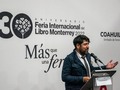 En muchas ocasiones, creo saber y tengo tan arraigada la sensación de que tengo algo qué decir, en otras ocasiones, tal vez como esta, se siente todo lo contrario... la vida a veces te arranca la colcha, se siente el vértigo con los 1,670 kilómetros por hora de velocidad en el que nos movemos, duelen los domingos y la espalda, tal vez más la espalda, y esto puede que sea el soporte de tu vida defendiéndose, tratando de no caerse, no lo sé, como te digo, a veces creo tener la sensación de no saber qué decir y creer que de eso, nada tengo (Escrito de UNA NOCHE COMO TODAS / Papel encontrado en un ascensor / Un libro que nunca)  Photo by @piterskyn