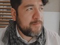 Pesan las tardes, las muertes, las banderas,  ahora cumplimos más años que promesas;  hay en cada huida un jazz para el yo que fui hasta entonces  y el tú que no encuentras ni dormir, ni morir, ni partir  y hacia qué dónde.   Todos los payasos borran sus sonrisas,  caen meteoros, humanos, rayos y las brisas;  el mar de mi cabello se entrelaza,  a la bala que esperaba a aquel que yo era,  llamadas que rescatan cruzando el país en primavera.   Yo no supe lo que hasta este hoy de encuentros,  desequilibros barados del escritor en los momentos,  las armas que las palabras tumban,  rezagos que hasta este hoy se esfuman, todas las alegrías que perdí cuando fui niño,  todos los momentos en que mentí por no rendirnos.  -Arthur Proa Akalyakatl LIBRO: ERRANTE  DE LO QUE ARA MÍO Y SE FUE DE MÍ  #poem #poet #poeta #poesía #prosa