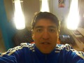 Fue en aquel 2014, la penúltima vez que me quité la barba.  Me había quedado sin trabajo por perseguir un sueño, el rentero de la casa donde vivía me dijo que la necesitaba y que pudiera salir lo más pronto posible, me mudé del Distrito Federal con rumbo a Puebla sin saber mucho a qué, estaba apunto de perder mi beca en la UNAM, mi novia me dejó y se había ido con otro, tenía y sin mentir, $5 pesos en la bolsa... y yo caminaba por los barrios habitados por fantasmas de aquella Cholula con aquel hermano paraguayo, platicando de todo esto y todo aquello, me dice mientras tenía clavada su mirada por las vías de aquel ferrocarril cholulteca... -No te debes de preocupar, SOS COMO UN GATO, SIEMPRE CAES PARADO" no supe cómo, pero en ese momento algo se movió dentro de mí, aquella frase ha taladrado tanto en mi vida, aquel momento ha sufragado tanto que después de todo, siempre he sentido que al final y al principio, tiene sentido; y nada, desde entonces sé que nunca he tenido miedo de empezar cosas, de nuevo y sin nada "SOS COMO UN GATO, SIEMPRE CAES PARADO" que cerca estamos de aquel 2014.  Sigamos avanzando, abriendo todos los caminos, estamos hoy más cerca de ese lugar al que pertenecemos.