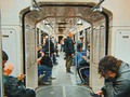 🎞 Fujifilm Superia X-TRA 400 📷 Kodak h35  📸 Arthur Proa  RECUERDO   Me levanto temprano, moribundo. Perezoso resucito, bienvenido al mundo. Con noticias asesinas me tomo el desayuno.  Camino del trabajo, en el metro, Aburrido vigilo las caras de los viajeros, Compañeros en la rutina y en los bostezos.  Y en el asiento de enfrente, Un rostro de repente, Claro ilumina el vagón.  Esos gestos traen recuerdos De otros paisajes, otros tiempos, En los que una suerte mejor me conoció.  No me atrevo a decir nada, no estoy seguro, Aunque esos ojos, sin duda, son los suyos, Más cargados de nostalgia, quizás más oscuros.  Pero creo que eres tú y estás casi igual, Tan hermosa como entonces, quizás más. Sigues pareciendo la chica más triste de la ciudad.  Cuánto tiempo ha pasado desde los primeros errores, Del interrogante en tu mirada. La ciudad gritaba y maldecía nuestros nombres, Jóvenes promesas, no, no teníamos nada.  Dejando en los portales los ecos de tus susurros, Buscando cualquier rincón sin luz. "Agárrate de mi mano, que tengo miedo del futuro", Y detrás de cada huida estabas tú, estabas tú.  En las noches vacías en que regreso Solo y malherido, todavía me arrepiento De haberte arrojado tan lejos de mi cuerpo.  Y ahora que te encuentro, veo que aún arde La llama que encendiste. Nunca, nunca es tarde Para nacer de nuevo, para amarte.  Debo decirte algo antes de que te bajes De este sucio vagón y quede muerto, Mirarte a los ojos, y tal vez recordarte, Que antes de rendirnos fuimos eternos.  Me levanto decidido y me acerco a ti, Y algo en mi pecho se tensa, se rompe. "¿Cómo estás? Cuánto tiempo, ¿te acuerdas de mí?" Y una sonrisa tímida responde:  "Perdone, pero creo que se ha equivocado". "Disculpe, señorita, me recuerda tanto A una mujer que conocí hace ya algunos años".  Más viejo y más cansado vuelvo a mi asiento, Aburrido vigilo las caras de los viajeros, Compañeros en la rutina y en los bostezos.  -Ismael Serrano