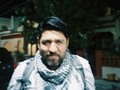 Te miro  (Una foto, como tantas fotos; en el mismo lugar, en diferentes tiempos, mismo fondo, diferentes cámaras. Arthur siendo otro y el mismo, Patricia siendo otra y la misma, no lo sé)  📷 @tamezpatrice  🎞 Kodak 200 Camera: Contax Tvs  Databack 35mm Point & Shoot  #Kodak200 #ContaxTvs #35mm #Point¬Shoot @kodak #Contax #FilmCamera