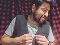 Es como derrumbarse y seguir aguerrido, Es como un libro dulce, libre y afligido, Es como ser feliz con todo su estallido, Es como un beso grande pa' lograrse vivo.  Es como un dolor largo de mi arrepentido, Es como florecer desde lo destruido, Es como la vida que hoy cobra ya sentido, Es como una canción de amor para vivirlo.  #TBT Sheffield, Massachussets