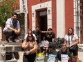 Este cumpleaños, fue y ha sido sin duda, uno de los más inolvidables y entrañables de la vida; gracias a todas las personas que han atendido a la llamada, a cada uno de los que con su apoyo, llevaron y aportaron con mucho cariño y amor, a nuestro banco de comida y productos para poder llevarlos, apoyando desde esta trinchera, a quienes le necesitan. Gracias a la CASA INDI, CASA MONARCA, CARITAS DE MONTERREY.. y claro, gracias a cada uno de los que atendieron la suma de este relato, por sus manos, por su tiempo, por su esfuerzo, a los que salen el la fotografía, pero también a los que no salen y días antes ya habían logrado acumular todo el carió con sus donaciones, a Mardonio Carballo, por hacerme ver que pasar el día de mi cumpleaños haciendo algo así, no era el hecho de ayudar solamente, ni festejar la vida solamente, sino también el hecho de que las personas que iban a estar, iban precisamente por eso, por estar conmigo. Gracias a los que festejaron conmigo desde las 00:01 del 28 de mayo, por las risas, los abrazos, el pastel y todos los pasteles de la mañana, tarde y noche que después vinieron, a todas las felicitaciones y abrazos, llamadas, mensajes, audios, canciones, regalos de todo tipo, que tanto. Ha sido un día para siempre, un momento para volverlo a repetir, siempre, siempre gracias. (Esta foto es con una de todas las donaciones, pues ya habíamos ido a dejar cierta parte a CASA INDI) Abrazos enormes, y toda la vida gracias, sería imposible mencionar a tantos, gracias por hacer este día, precisamente eso, un festejo acompañado.