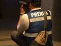 "Aún siento la urgencia de aquel estudiante, que en la barricada no aprendió a perder"   CAMBIÉ LA GUERRA POR EL ARTE Y PERDÍ VUELOS SIN REGRESO,  PRIMERAS PLANAS,  PREMIOS QUE ME ESPERABAN,  PERDÍ FOTOS MUTULADAS,  SANGRE CORRIENDO EN EL ASFALTO,; PERDÍ INCLUSO "UNA BALA,  UN PROYECTIL  QUE DEBIÓ ESPERARME EN UNA SELVA",  EXPLOSIONES IMPOSIBLES,  MUJERES INDESCRIPTIBLES Y CANTOS DE BONANZA.  PERO CAMBIÉ LA GUERRA POR EL ARTE  Y GANÉ MÁS QUE UN PAR DE AMIGOS,  FRUTOS DE LOS CAMPOS DE MIS SUEÑOS,  CANCIONES A LOS LADOS,  EL REENCUENTRO DE UN AMOR PERDIDO  Y TODOS MIS FUTUROS A SU LADO; GANÉ TODAS LAS NOSTÁLGIAS,  ENCONTRÉ TODAS LAS HUIDAS,  CONVERTÍ UN BALLET A IMAGEN  Y SIGO RECONOCIÉNDOME EN AQUEL NIÑO,  QUE QUERÍA ESCRIBIR EN EL PERIÓDICO ESCOLAR,  QUE EN LA ADOLECENCIA SE VIO ESCRIBIENDO LIBROS,  QUE CREÍA QUE TODOS MOMENTOS LOS PODRÍA ALCANZAR,  QUE SUPO QUE TODOS INSTANTES SERÍAN CONMIGO.  Photo by @susu.mg8
